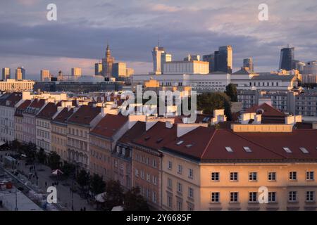 Una splendida vista di Varsavia, Polonia, che mostra l'architettura storica e i moderni grattacieli al tramonto. Il paesaggio urbano cattura sia la tradizione che il progetto Foto Stock