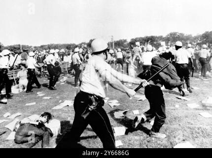 Chicago , Illinois , USAA l' ufficiale di polizia di Chicago prende un colpo di scena contro i manifestanti mentre il terrore colpì qui Grant Park il 28 agosto 1968 , quando i manifestanti si scontrarono con la polizia e la Guardia Nazionale , vicino al Conrad Hilton Hotel , sede centrale della Convention Nazionale Democratica . 30 agosto 1968 Foto Stock