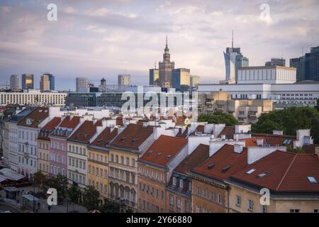 Una splendida vista di Varsavia, Polonia, con architettura storica e grattacieli moderni. Il paesaggio urbano cattura sia la tradizione che il progresso in un ettaro Foto Stock