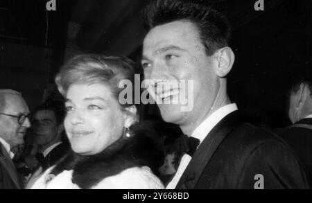 London England British Film Academy Awards presentati a Londra Laurence Harvey con Simone Signoret ha ricevuto il premio come miglior attrice straniera 7 marzo 1958. Foto Stock