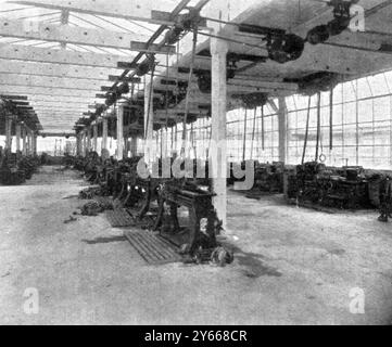 Pronta a soddisfare tutte le esigenze : la nuova fabbrica di automobili Arrol-Johnston , Dumfries , Scozia . Visto qui uno dei nuovi workshop .9 agosto 1913 Foto Stock