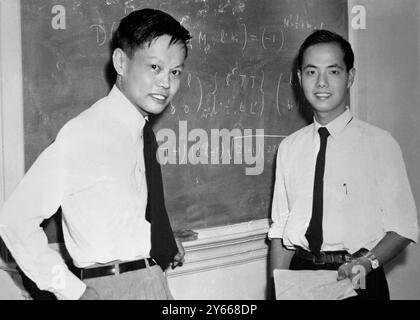 Share Nobel per la fisica Princeton : Una recente foto di due giovani cinesi-americani , il professor Chen Ning Yang ( a sinistra ) della Princeton University e il professor Tsung Dao Lee della Columbia University , che quest' anno hanno ricevuto il Premio Nobel per la fisica . I due uomini , i primi cinesi a vincere il premio , ripartiranno le 14.000 sterline tra di loro . L'hanno ricevuto per le loro indagini sulle cosiddette leggi di parità che alterano l'intera base della comprensione dell'universo da parte dell'uomo. Per circa 30 anni, si credeva che un principio della legge della parità o della simmetria Foto Stock