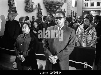 Il 25 marzo 1969 il generale Joseph Mobutu , Presidente della Repubblica Democratica del Congo , ha partecipato ad una messa del requiem in una bella e antica chiesa in questo piccolo villaggio sul Lago di Tegernsee per il futuro ex Presidente del Congo Joseph Kasavubu , Rottach-Egern , Germania . Sulla destra del Presidente c'è sua moglie. Ieri il generale Mobutu è volato a Parigi per una visita privata del .27 marzo 1969 Foto Stock