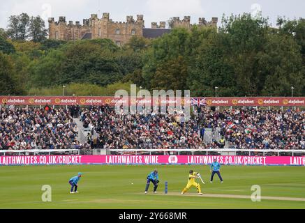 Il batterista australiano Steven Smith nei panni di Lumley Castle viene visto sullo sfondo durante il terzo incontro internazionale di un giorno al Seat Unique Riverside, Chester-le-Street, County Durham. Data foto: Martedì 24 settembre 2024. Foto Stock