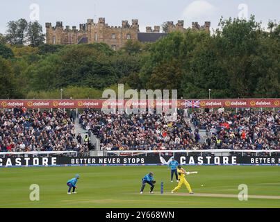 La battuta di Cameron Green dell'Australia nei panni di Lumley Castle viene vista sullo sfondo durante la terza partita internazionale di un giorno al Seat Unique Riverside, Chester-le-Street, County Durham. Data foto: Martedì 24 settembre 2024. Foto Stock