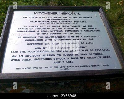 Scozia - le Orcadi - Una targa istituita dal Lord Kitchener Memorial Fund nel 1961 - si legge ; la torre fu eretta dal popolo delle Orcadi per commemorare Earl Kitchener dal 24 giugno 1850 al 5 giugno 1916 . Fu un importante soldato britannico in Sudan, nella seconda guerra boera e nella prima guerra mondiale. Fu annegato quando la sua nave affondò ad ovest delle isole Orcadi . ©TopFoto/Alan Smith Foto Stock