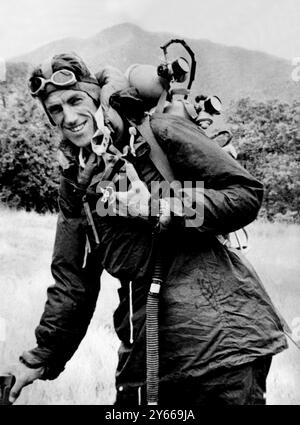 Nell'equipaggiamento completo di arrampicata con un apparecchio per ossigeno a circuito aperto è mostrato Edmund Hillary, neozelandese di 33 anni di Auckland, che, con lo Sherpa Tensing, ha raggiunto la vetta della montagna più alta del mondo, l'Everest. Furono i primi uomini a mettere piede sulla cima di 29.002 piedi. Questa foto da Kathmandu Nepal - è stata scattata dopo il ritorno della spedizione britannica di successo, guidata dal colonnello John Hunt. Il signor Hillary e il colonnello Hunt sono stati insigniti di cavalieri. Gli scalatori sono attesi a Londra più avanti di questa settimana - foto scattata il 30 giugno 1953 Foto Stock