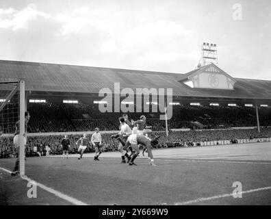 Tottenham Hotspur contro il Manchester United, l'attaccante centrale del Manchester United Bill Foulkes (5) in primo piano, il portiere del Manchester Pat Dunne (testa e spalle in mostra. 16 ottobre 1965 Foto Stock