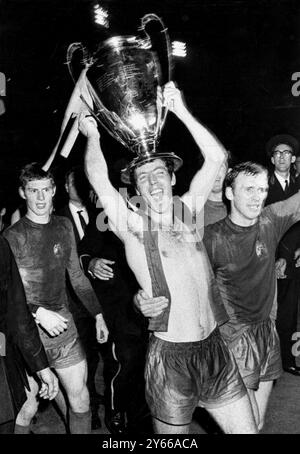 Finale di Coppa dei campioni 1968 Manchester United contro Benfica David Sadler con la Coppa dei campioni con Brian Kidd (a sinistra), Pat Crerand (a destra), e Alex Stepney tra Sadler e Crerand. 29 maggio 1968 Foto Stock