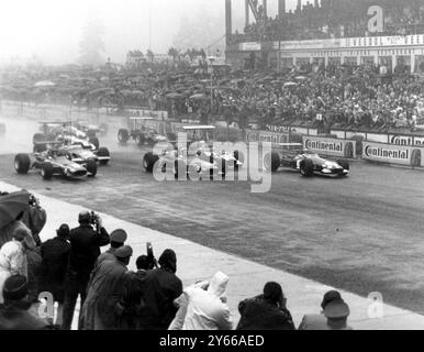 Nurburgring, Germania. Inizio del Gran Premio di Germania qui il 4 agosto 1968. La gara è stata vinta da Jackie Stewart britannico su una Matra Ford. Foto Stock