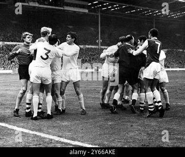 Finale di League Cup 1968 Leeds United contro Arsenal un incidente che coinvolse il portiere del Leeds, Gary Sprake (a sinistra), che fu accusato mentre saltava per prendere la palla da un angolo. I giocatori di entrambe le parti furono coinvolti in una mischia prima che l'arbitro, LJ Hamer (nel gruppo destro) e il linesman ristabilissero l'ordine. Il Leeds fu premiato con un calcio di punizione. La coppa è stata vinta dal Leeds per 1-0. 2 marzo 1968 Foto Stock