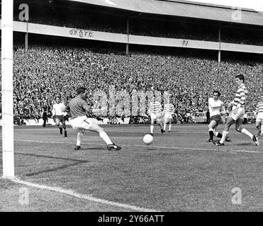 Amichevole pre-stagione. Celtic contro Tottenham Hotspur a Hampden Park. Alan Gilzean, il centroattaccante del Tottenham, supera il portiere del Celtic Simpson per segnare il secondo gol. La partita terminò 3-3. 5 agosto 1967 Foto Stock