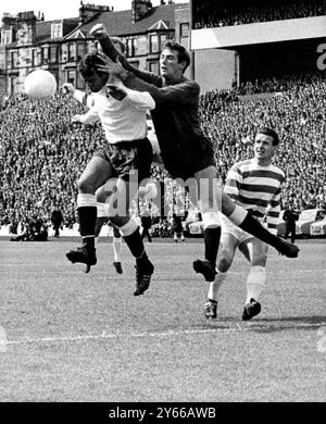 Amichevole pre-stagione. Celtic contro Tottenham Hotspur a Hampden Park. Pat Jennings, portiere degli Spurs, e il suo centrocampista, Mike England, salgono per il pallone per contrastare la minaccia del Celtic Billy McNeill (a destra). La partita terminò 3-3. 5 agosto 1967 Foto Stock