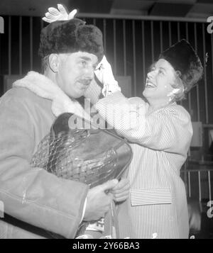 Di ritorno da Mosca con i souvenir pelosi Peter Dimmock della BBC Television con l'intervistatore televisivo Polly Elwes, 28 febbraio 1961 Foto Stock