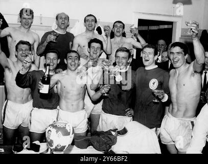 I giocatori del Liverpool festeggiano con lo champagne nel loro camerino ad Anfield dopo aver vinto il campionato con la vittoria casalinga 5-0 sull'Arsenal. 18 aprile 1964 Foto Stock