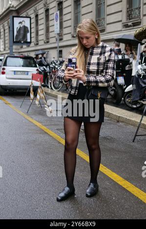 Ospite in posa per fotografi alla sfilata di moda del Core durante la Milano Fashion WEEK donna primavera estate 2025 Foto Stock