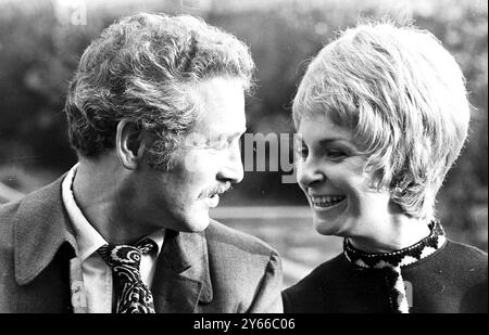 Marito e moglie Paul Newman e Joanne Woodward nel giardino del Les Ambassadeurs Club 13 ottobre 1969 Foto Stock