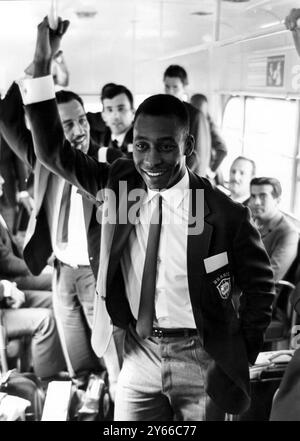 La stella del calcio brasiliano, Pele, viene fotografata prima di andare a Glasgow per giocare con la squadra scozzese prima delle finali dei Mondiali in Inghilterra. 22 giugno 1966 Foto Stock