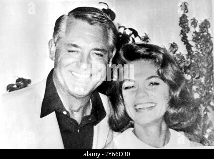 L'attore britannico Cary Grant di Seattle Washington e la sua sposa di 27 anni Dyan Cannon hanno avuto il loro matrimonio segreto il 22 luglio a Las Vegas, Nevada, il 3 agosto 1963 Foto Stock