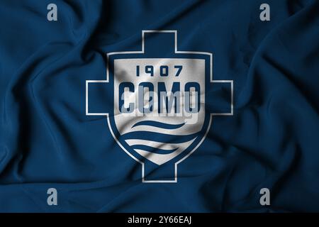 Pringsewu, Lampung 24 settembre 2024; texture del logo Selective Focus flag su sfondo Como 1907. Bandiera della squadra di calcio di serie A italiana. Illustrazione 3D. Foto Stock