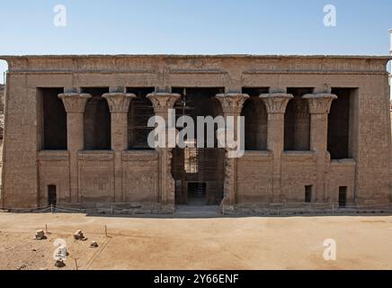 Incisioni geroglipiche sul muro d'ingresso dell'antico tempio egizio di Khnum a Esna in Egitto con colonne Foto Stock