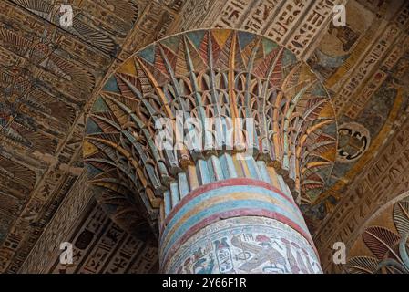 Sculture colorate geroglifiche sulle pareti delle colonne presso l'antico tempio egizio di Khnum a Esna, in Egitto, con decorazioni ornamentali Foto Stock