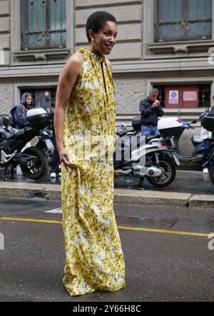 Ospite in posa per fotografi alla sfilata di moda del Core durante la Milano Fashion WEEK donna primavera estate 2025 Foto Stock