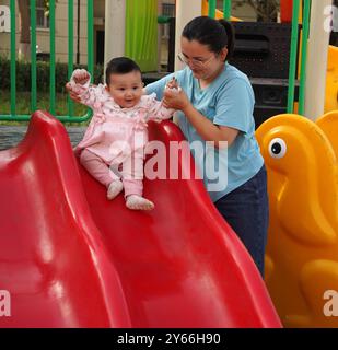 (240924) -- KASHGAR, 24 settembre 2024 (Xinhua) -- Un bambino si diverte in un parco giochi della comunità residenziale Donghu a Kashgar, nella regione autonoma di Xinjiang Uygur, nella Cina nord-occidentale, 22 settembre 2024. Negli ultimi anni, la comunità residenziale di Donghu a Kashgar ha esplorato attivamente nuovi modelli di gestione dei servizi per gruppi come anziani e bambini piccoli. Il centro cittadino della comunità è dotato di spazi che includono l'accademia di cultura tradizionale cinese, lo studio di danza, lo studio di musica, lo studio di pittura e calligrafia e la sala di consulenza psicologica. Il campo da badminton, tavolo tenn Foto Stock