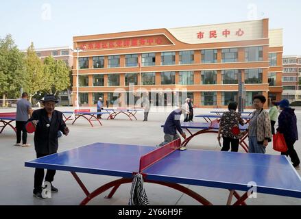 (240924) -- KASHGAR, 24 settembre 2024 (Xinhua) -- i residenti giocano a ping-pong nella comunità residenziale Donghu a Kashgar, nella regione autonoma di Xinjiang Uygur, nella Cina nord-occidentale, 22 settembre 2024. Negli ultimi anni, la comunità residenziale di Donghu a Kashgar ha esplorato attivamente nuovi modelli di gestione dei servizi per gruppi come anziani e bambini piccoli. Il centro cittadino della comunità è dotato di spazi che includono l'accademia di cultura tradizionale cinese, lo studio di danza, lo studio di musica, lo studio di pittura e calligrafia e la sala di consulenza psicologica. Campo da badminton, ping pong Foto Stock