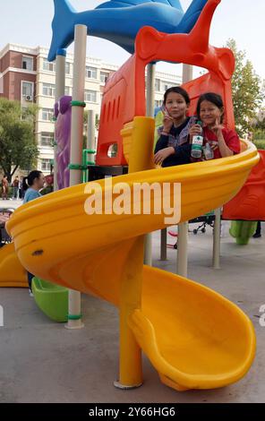 (240924) -- KASHGAR, 24 settembre 2024 (Xinhua) -- i bambini si divertono in un parco giochi della comunità residenziale Donghu a Kashgar, nella regione autonoma di Xinjiang Uygur, nella Cina nord-occidentale, 22 settembre 2024. Negli ultimi anni, la comunità residenziale di Donghu a Kashgar ha esplorato attivamente nuovi modelli di gestione dei servizi per gruppi come anziani e bambini piccoli. Il centro cittadino della comunità è dotato di spazi che includono l'accademia di cultura tradizionale cinese, lo studio di danza, lo studio di musica, lo studio di pittura e calligrafia e la sala di consulenza psicologica. Il campo da badminton, tavolo te Foto Stock