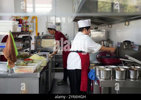 (240924) -- KASHGAR, 24 settembre 2024 (Xinhua) -- i lavoratori preparano il pranzo in una mensa per gli anziani nella comunità residenziale Donghu a Kashgar, nella regione autonoma Xinjiang Uygur della Cina nord-occidentale, 22 settembre 2024. Negli ultimi anni, la comunità residenziale di Donghu a Kashgar ha esplorato attivamente nuovi modelli di gestione dei servizi per gruppi come anziani e bambini piccoli. Il centro cittadino della comunità è dotato di spazi che includono l'accademia di cultura tradizionale cinese, lo studio di danza, lo studio di musica, lo studio di pittura e calligrafia e la sala di consulenza psicologica. Il badminto Foto Stock