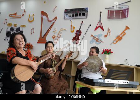 (240924) -- KASHGAR, 24 settembre 2024 (Xinhua) -- i residenti suonano strumenti tradizionali in uno studio musicale della comunità residenziale Donghu a Kashgar, nella regione autonoma di Xinjiang Uygur, nella Cina nord-occidentale, 22 settembre 2024. Negli ultimi anni, la comunità residenziale di Donghu a Kashgar ha esplorato attivamente nuovi modelli di gestione dei servizi per gruppi come anziani e bambini piccoli. Il centro cittadino della comunità è dotato di spazi che includono l'accademia di cultura tradizionale cinese, lo studio di danza, lo studio di musica, lo studio di pittura e calligrafia e la sala di consulenza psicologica. Il ba Foto Stock