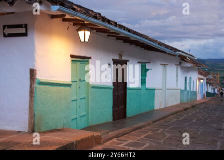 Barichara, Santander, Colombia; 25 novembre 2022: Strada lastricata coloniale di questa pittoresca cittadina turistica, dichiarata Monumento Nazionale Foto Stock