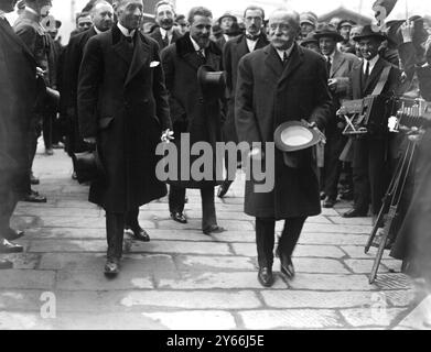 M. Theunis (Belgio) sulla destra e M. Schanzer (centro) arrivando a Palazzo San Giorgio per l'apertura della Conferenza di Genova lunedì 12 aprile 1922 Foto Stock