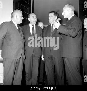 Londra: Sig. Dennis Healey (seconda destra) il ministro della difesa Roy Jenkins (seconda sinistra) il ministro dell'aviazione e le loro controparti francesi M. Messmer (destra) e M. Jacuet (sinistra) durante la riunione per la produzione e lo sviluppo di aeromobili militari. 17 maggio 1965 Foto Stock