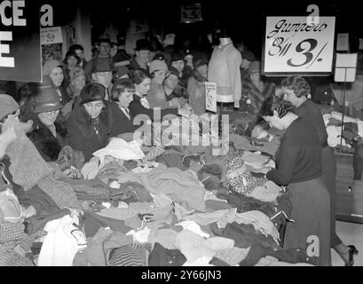 Vendite invernali in corso a Selfridges. 28 dicembre 1933 Foto Stock