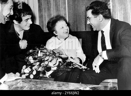 Edith Piaf con il marito Theo Sarapo a Rotterdam il 13 dicembre 1962 Foto Stock