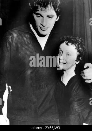 Edith Piaf con il suo futuro marito Theo Sarapo a Reims 17 giugno 1962 Foto Stock