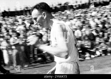 L'Agony of Jim Peters Marathon runner primo piano dell'atleta è un miglio avanti rispetto ai suoi rivali con la vittoria in vista, ma è difficilmente cosciente ai Giochi dell'Impero britannico e del Commonwealth del 10 agosto 1954 Foto Stock