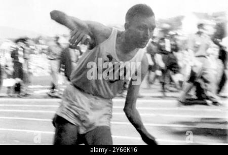 L'Agonia di Jim Peters Marathon runner che si snoda lungo la pista, poco cosciente mentre inciampava ai Giochi dell'Impero britannico e del Commonwealth del 10 agosto 1954 Foto Stock