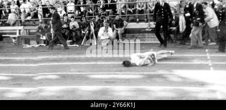 L'Agony of Jim Peters Marathon runner mostra il suo primo collasso e non è cosciente ai Giochi dell'Impero britannico e del Commonwealth del 10 agosto 1954 Foto Stock