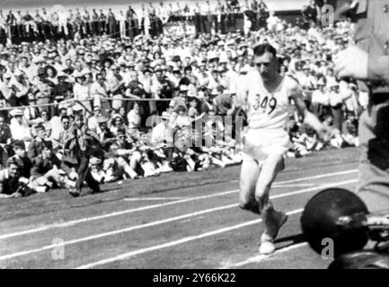 L'Agonia di Jim Peters Marathon runner mentre si reca nello stadio ai Giochi dell'Impero britannico e del Commonwealth del 10 agosto 1954 Foto Stock