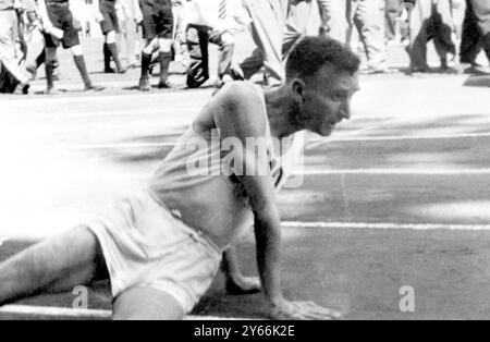 L'Agony of Jim Peters Marathon runner è visto lottare per alzarsi dopo una caduta enorme ai Giochi dell'Impero britannico e del Commonwealth del 10 agosto 1954 Foto Stock