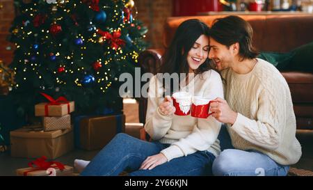 Matura in amore con il cacao accanto a albero di Natale Foto Stock