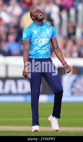 L'inglese Jofra Archer celebra il wicket dell'australiano Steven Smith durante la terza partita internazionale di un giorno al Seat Unique Riverside, Chester-le-Street, County Durham. Data foto: Martedì 24 settembre 2024. Foto Stock