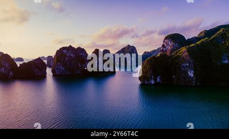 Spettacolare vista aerea all'alba della baia di ha Long con un cielo spettacolare dal drone. Panorama aereo con cielo nuvoloso al mattino presto. Foto Stock