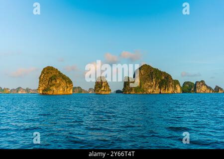 Spettacolare vista aerea della baia di ha Long in una soleggiata giornata estiva con cielo blu e barche a vela. Drone shot di punto di riferimento turistico, concetto di touri Foto Stock