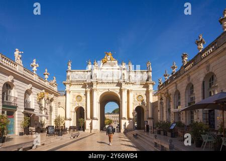 NANCY, FRANCIA - 25 SETTEMBRE 2023: L'Arco qui, vista dell'arco trionfale da piazza Stanislas. Foto Stock