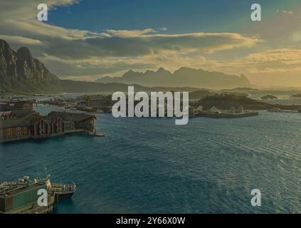 Svolvaer, Isole Lofoten, Norvegia, 12 settembre 2024 il sole della mattina presto sorge sulle montagne e sul Mar di Norvegia, splendendo sull'orlo orientale Foto Stock