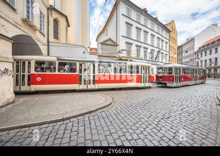 PRAGA, REPUBBLICA CECA - 6 MAGGIO 2023: Tram che attraversa il quartiere di Mala strana nel centro storico della città. Foto Stock